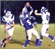  ?? Photo by Mike Eckels ?? Decatur’s Taylor Haisman (4) catches a pass from Cayden Bingham during the first quarter of the Decatur-Westside game at Bulldog Stadium on Oct. 13. Haisman scored from 35 yards out for the Bulldogs’ only touchdown of the game.