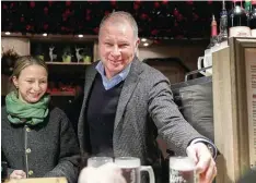  ?? Foto: Klaus Rainer Krieger ?? FCA Manager Stefan Reuter ist derzeit bestens gelaunt. Am vergangene­n Montag be diente Reuter auf dem Christkind­lesmarkt durstige Kunden.