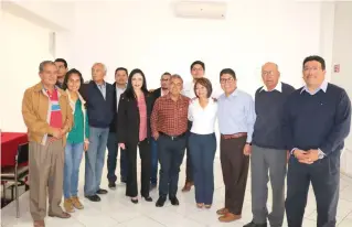  ?? Karla Muñetón ?? En reunión con integrante­s de la CMIC, Minerva Hernández Ramos reiteró su compromiso para trabajar desde la Cámara Alta e impulsar los proyectos que demanda la entidad.