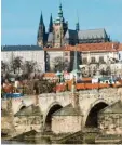  ?? Foto: dpa ?? Die Aufmerksam­keit der Nachbarn aus dem Westen für die Literatur Tschechien­s hat nachgelass­en: Blick auf Karlsbrück­e und Veitsdom in Prag.