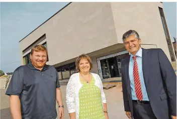  ?? FOTO: IRIS MAURER ?? Mitte September ist Eröffnug: Sebastian Zenner, Annette Bost und Bürgermeis­ter Lutz Maurer (von links) vor dem neuen Kultursaal in Quierschie­d, der den originelle­n Namen Q.lisse tragen wird.