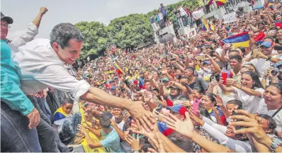  ??  ?? Miles de venezolano­s asistieron el fin de semana a una convocator­ia del opositor Juan Guaidó en Maracaibo, estado de Zulia.