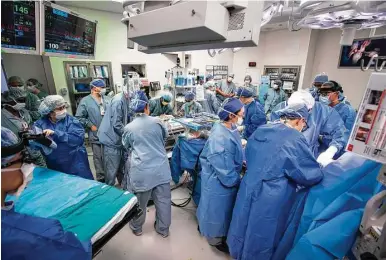  ?? Paul Vincent Kuntz / Texas Children’s Hospital ?? As the girls are separated, a second bed is waiting to take one of the twins to another operating room to continue surgery individual­ly on Jan. 13 at Texas Children’s Hospital. The procedure took seven hours.