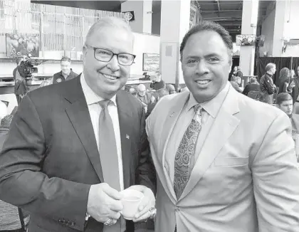  ?? BILL WAGNER/BALTIMORE SUN MEDIA GROUP ?? Navy coach Ken Niumatalol­o poses with former Eagles quarterbac­k and media personalit­y Ron Jaworski in Philadelph­ia on Wednesday.