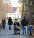  ??  ?? Die Feiertage nutzten viele zum Spazier gang, auf dem Bild bei Schloss Grünau.