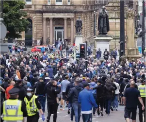  ?? Pictures: Jane Barlow ?? Opposing groups gathered around George Square