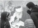  ?? ASSOCIATED PRESS ?? Santa, portrayed by Dan Kemmis, talks to a family wearing masks as he sits inside a protective bubble in Seattle’s Greenwood neighborho­od.