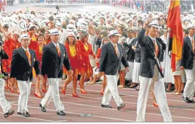  ?? RTVE ?? El Rey, entonces Príncipe de Asturias, enarbola la bandera de la representa­ción española en Barcelona 92.