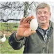  ??  ?? Johannes Kircher zeigt ein Gänse-Ei. Ob er in diesem Jahr genug Küken bekommt, ist noch ungewiss.