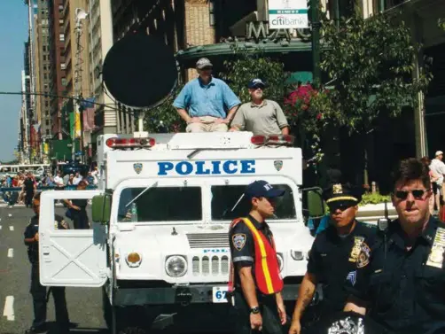  ??  ?? Le LRAD est utilisé ici par la police new-yorkaise pour disperser les manifestan­ts. Le dispositif est visible sur le toit du véhicule.