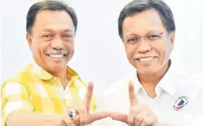  ?? ?? Shafie (right) and Yusof linking fingers to form the ‘W’ to represent Warisan.