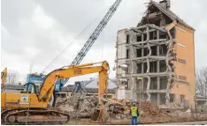  ?? Foto: Michael Hochgemuth ?? In den vergangene­n Wochen wurden die alten Gebäude auf dem früheren Baywa Areal abgerissen (das Bild entstand vor einigen Tagen). Dort soll ein Gewerbehof ent stehen.