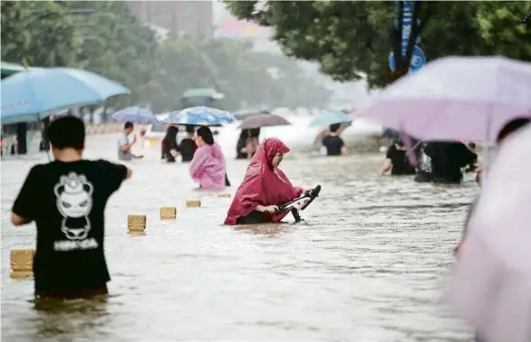  ?? FEATURECHI­NA / EFE ?? El centre negat de Zhengzhou, la capital de la província de Henan, amb deu milions d’habitants