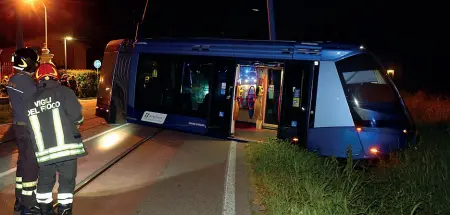  ??  ?? L’incidente Il deragliame­nto del tram avvenuto il giugno scorso nei pressi del capolinea alla Guizza: paura e, dopo, un mare di polemiche