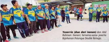  ??  ?? Yuserrie (dua dari kanan) dan Abd Rahman (kanan) bersama-sama peserta Kejohanan Petanque Double Remaja.