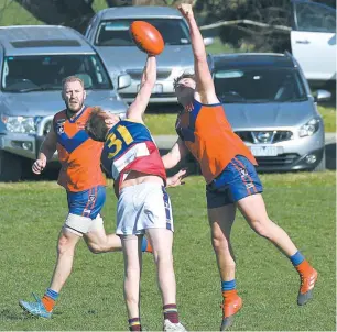  ??  ?? Warragul Industrial­s player Shane Brewster competes for the ball with Buln Buln’s Jake Pierrehumb­ert.