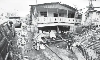  ??  ?? El huracán María dejó a Puerto Rico sin luz ni agua potable, y la cosecha de café y plátano se perdió en su totalidad. En la imagen, devastació­n en un vecindario de San Juan ■ Foto Ap