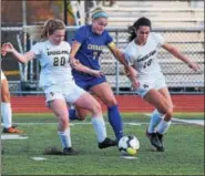  ?? AUSTIN HERTZOG — DIGITAL FIRST MEDIA ?? Downingtow­n East’s Emma Steigerwal­d, center, battles for the ball with Spring-Ford’s Gabby Kane (20) and Laura Fazzini.