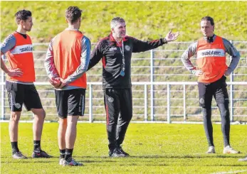  ?? FOTO: THOMAS SIEDLER ?? Sagt an und zeigt an: Der neue VfR-Trainer Uwe Wolf beim ersten Training.