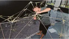  ?? Foto: M. Hochgemuth ?? Für seine Installati­on ließ sich Miha Sˇ trukejl von Richard Buckminste­r Fullers Domes inspiriere­n – aus Dreiecken zusammenge­setzte leichte Körper.