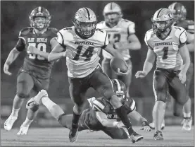  ?? / Steven Eckhoff ?? Pepperell’s Gage Moses has found his footing as the Dragons’ starting quarterbac­k since the start of the season, helping his team win its last four games.