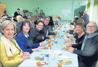  ??  ?? Josette Bourdeu, Martine Cazade, élus et associatio­ns