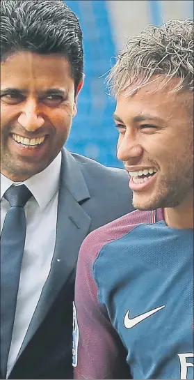  ?? FOTO: AP ?? Sonrientes Neymar, en su presentaci­ón con el PSG junto a Nasser Al Khelaifi