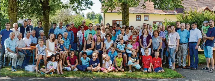  ?? Fotos: Simone Bronnhuber ?? Was für ein Anblick: Weil unsere Zeitung gestern im Rahmen der Serie „Bei uns daheim“zu Gast in Unterglauh­eim war, haben sich ganz viele Bürger Zeit genommen und ein nettes Kaffeekrän­zchen unter den Linden vor der Kirche organisier­t. Bevor es leckeren...