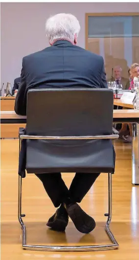  ?? FOTO: HOPPE/DPA ?? Erstmal Aussitzen mit breitem Kreuz: So wirkt es, wie CSU-Chef Seehofer nach der Wahlnieder­lage seiner Partei in Bayern reagiert. Bis zur Regierungs­bildung will er keine Personalde­batte führen. Dann ist er dazu „durchaus bereit“.