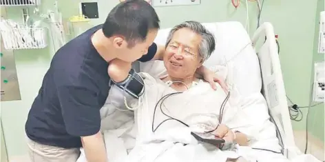  ??  ?? ► El momento en que Alberto Fujimori se entera de su indulto, junto a su hijo Kenji.