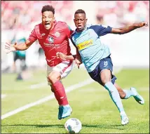  ??  ?? Mainz’s Karim Onisiwo (left), and Gladbach’s Denis Zakaria (right), challenge for the ball during the German Bundesliga soccer match between 1.FSV Mainz
05 and Borussia Moenchengl­adbach in Mainz, Germany on Aug 24. (AP)