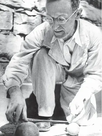  ?? Foto: Martin Hesse, DLA Marbach ?? Auf Distanz zu Deutschlan­d: Hermann Hesse um 1935 beim Bocciaspie­l im Tessin.