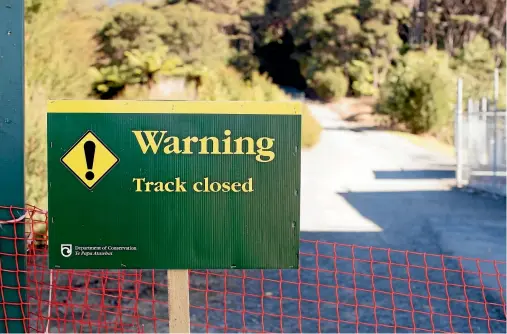  ?? TOM LEE/STUFF ?? The Hakarimata track has reopened after being closed for two days. Contractor­s working on the track say people have been ignoring the closure signs and walking through.