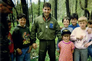  ??  ?? La missione Nella foto grande, al centro, il giovane Calcagni durante la missione di pace del 1996 in Bosnia Erzegovina