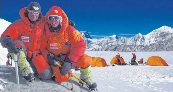  ?? FOTO: GOCLIMBAMO­UNTAIN.DE/LUIS STITZINGER & ALIX VON MELLE ?? Luis Stitzinger und Alix von Melle im Hochlager am Makalu (8485 Meter) in Nepal. Im Hintergrun­d die Bergwelt desSolu-Khumbu-Gebiets.