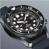  ??  ?? Prospex “King Turtle”, in alto, edizione Save the Ocean (599 euro) e con bracciale (in basso, a sinistra, 619 euro). A destra Prospex Black Series “Diver” 300 metri (600 pezzi, 3.000 euro).