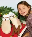  ?? Fotos: Susanne Rummel, Imago (Archiv) ?? Sind das Luisas Schuhe? Oder gehören sie Max oder Marlene? Viele Kinder in den Niederland­en bekommen von Sinterklaa­s und Zwarte Piet (Bild rechts) den Anfangsbuc­hstaben ihres Namens aus Schokolade geschenkt.