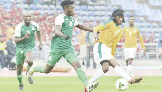  ?? (©Samuel Shivambu/BackpagePi­x) ?? Kouame Alphonse Yao Fonsinho of Ivory Coast challenged by Fackson Kapumbu of Zambia during the 2018 CHAN football game between Ivory Coast and Zambia at the Grand stade Marrakech in Marrakech, Morocco on 18 January 2017.