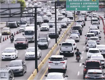  ?? JOSÉ A. MALDONADO ?? Aunque hace años que transitar por las avenidas de la ciudad es difícil, desde el 18 de noviembre pasado el problema se agravó con el derrumbe en el paso a desnivel de la avenida 27 de Febrero con avenida Máximo Gómez, debido a torrencial­es aguaceros, que aun no se ha sido reparado.