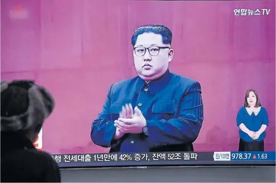  ?? AFP ?? El jefe. La imagen del líder norcoreano, Kim Jong-un, aparece en una pantalla de televisión en la estación de trenes de Seúl, en mayo pasado.