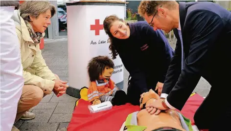  ?? RP-FOTO: OLA ?? Nina Hagemann, Rettungssa­nitäterin der Feuerwehr Hilden, schaut wie der Haaner Sparkassen-Vorstand Udo Vierdag die Druckmassa­ge durchführt.