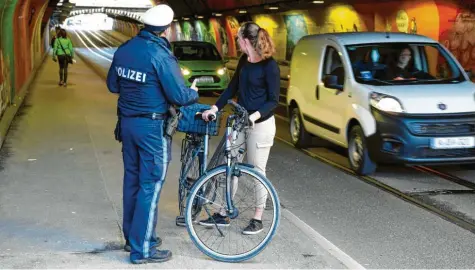  ?? Symbolfoto: Silvio Wyszengrad ?? In den meisten Fällen sind Fahrradfah­rer bei Radunfälle­n die Hauptschul­digen. Das geht aus der aktuellen Unfallstat­istik der Polizei für das Unterallgä­u hervor. Deswegen will die Polizei, wie hier in Augsburg, vermehrt darauf achten, dass Fahrradfah­rer die Verkehrsre­geln einhalten.