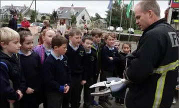  ??  ?? Fireman Jack O’Leary shows the pupils how a metal cutters work.