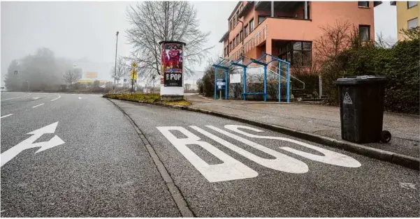  ?? Fotos: Rudi Penk ?? Auch diese Haltestell­e am Tübinger Platz auf den Reutenen soll barrierefr­ei umgebaut werden.