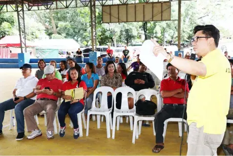  ?? — Chris Navarro ?? PDP LABAN SEMINAR. Angeles City Councilor and PDP Laban -Angeles City Chapter Chairman Joseph ‘PG’ Ponce briefs new members of the party on the responsibi­lities and obligation­s of being a PDP Laban member during Thursday’s membership seminar in...