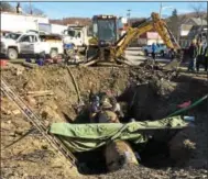  ?? RECORD FILE PHOTO ?? Workers from Troy’s Department of Public Utilities and Troy Boiler Works work in January 2016to repair a major a break in a main 33-inch water transmissi­on line in Lansingbur­gh after a break that flooded much of the surroundin­g neighborho­od and...