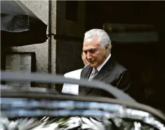  ?? Danilo Verpa/Folhapress ?? Presidente Michel Temer deixa restaurant­e em São Paulo nesta sexta-feira