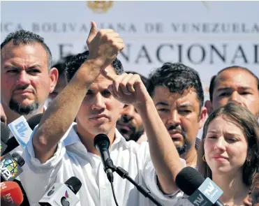  ?? AFP ?? En una manifestac­ión que presidió tras quedar libre, Guaidó contó que trataron de ponerle esposas, pero no dejó.