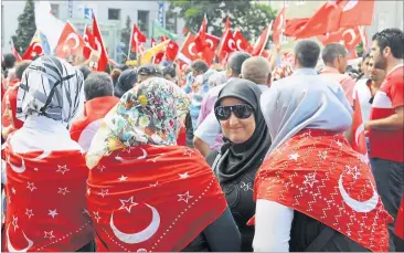  ?? ] APA ] ?? Bürgern aus NichtEU-Staaten kann das Versammlun­gsrecht entzogen werden, sagt Verfassung­srechtler Heinz Mayer. (Im Bild eine Solidaritä­tsdemo für Erdogan˘ 2013 in Wien.)