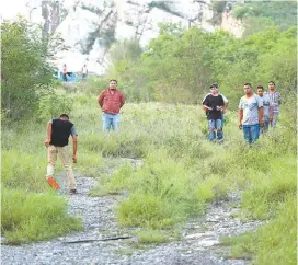  ??  ?? Testigos señalan que invasores escaparon en un automóvil rojo.